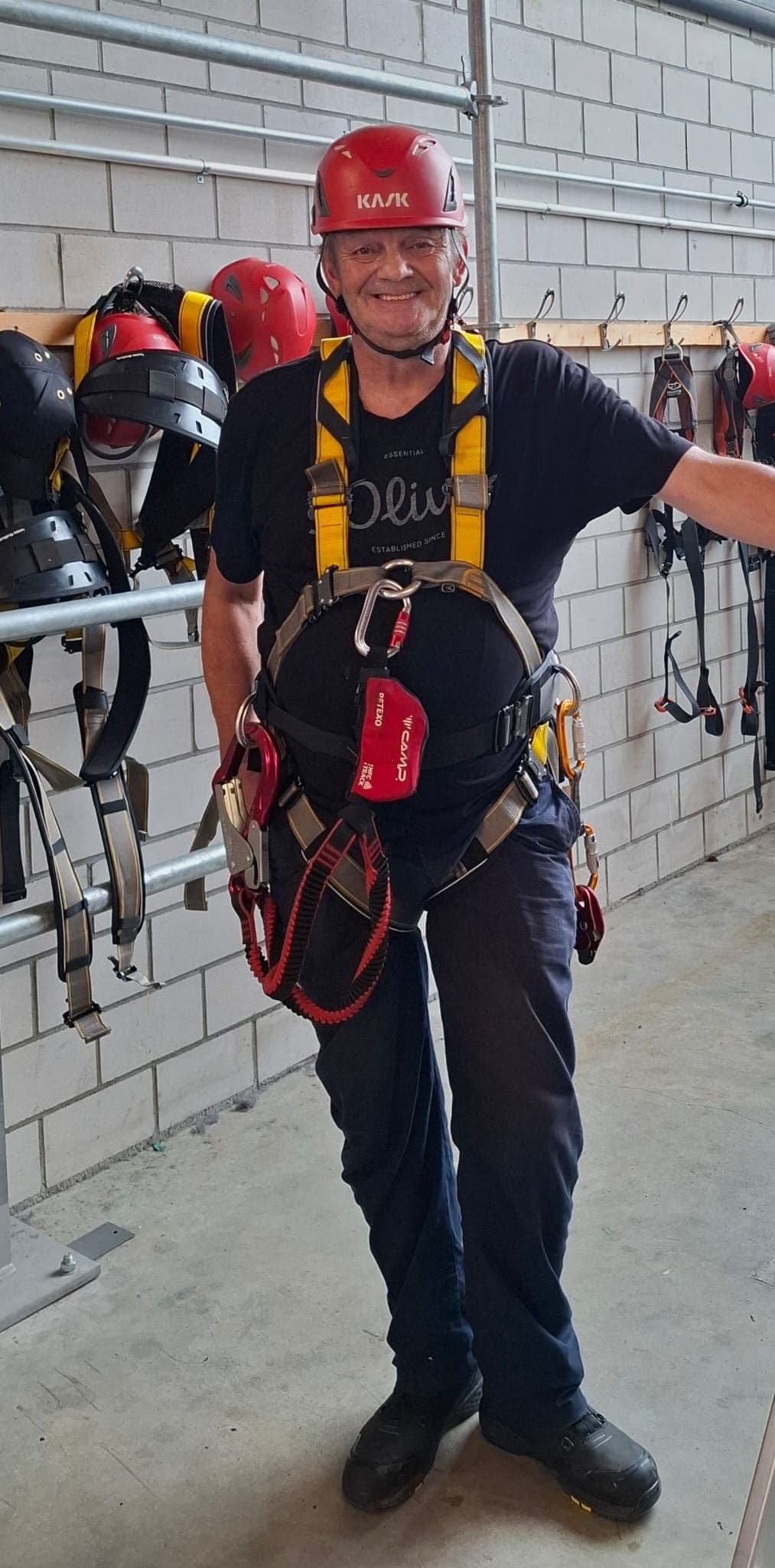 Erich Garone mit rotem KASK-Kletterhelm und Höhensicherungsgurt, bereit für die Arbeit am Dach